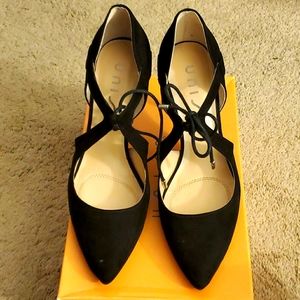 Black heels with toe cleavage and a bow